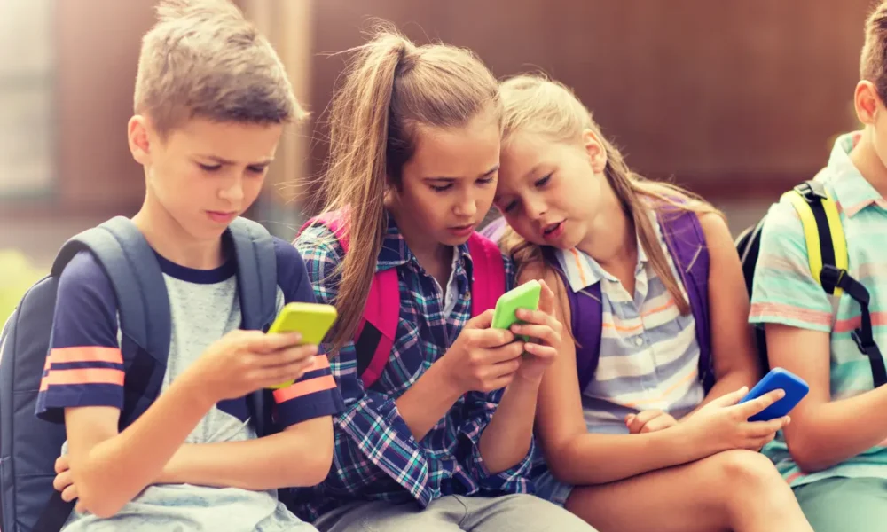 Singapura bakal larang penggunaan ponsel smartwatch di sekolah