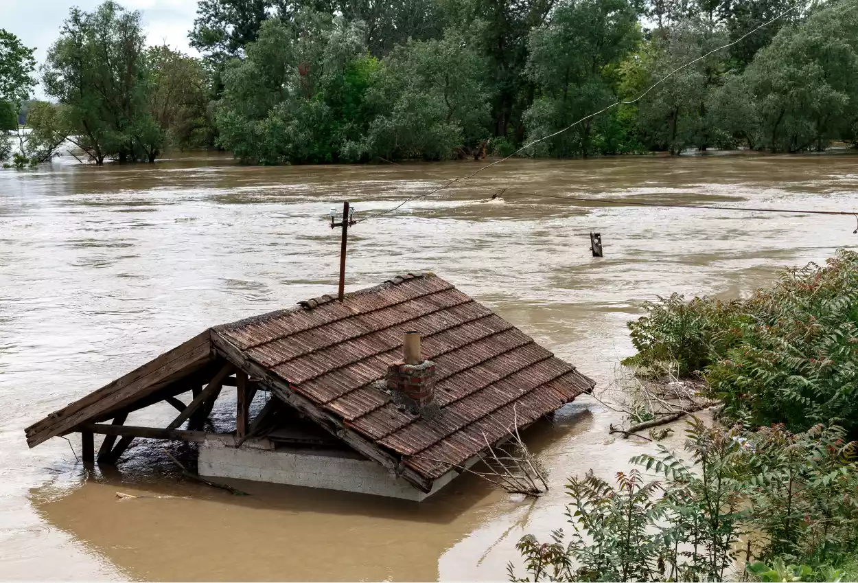 Sungai batang kuranji kembali meluap, 12 warga dievakuasi dan dua sempat hanyut