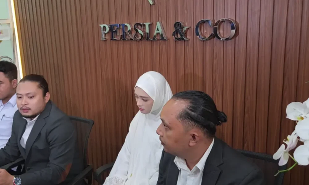 Tak lagi sejalan, tim kuasa hukum inara rusli pilih mundur