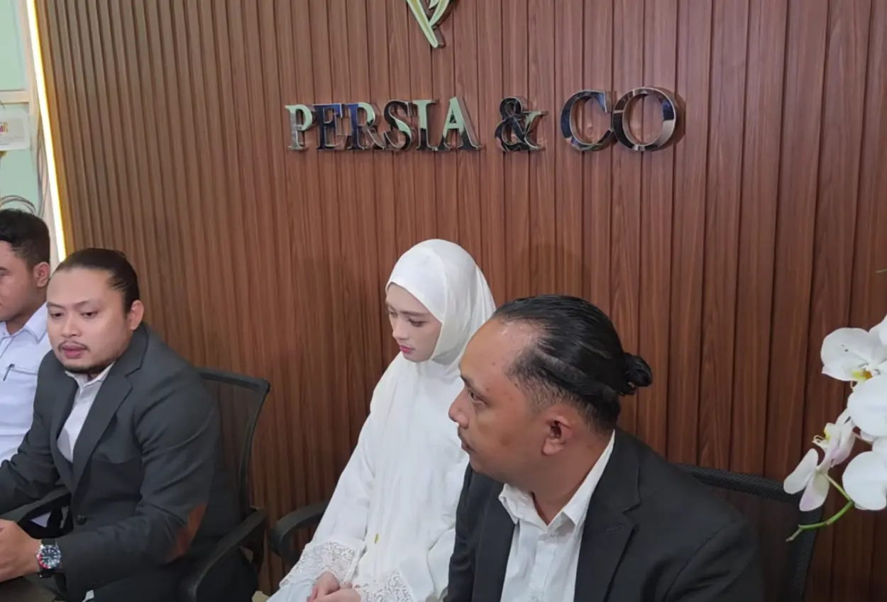 Tak lagi sejalan, tim kuasa hukum inara rusli pilih mundur