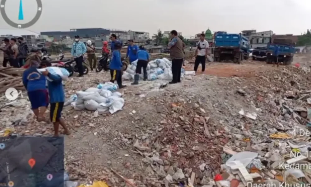 Tanggul di muara baru yang bocor kini ditambal karung pasir