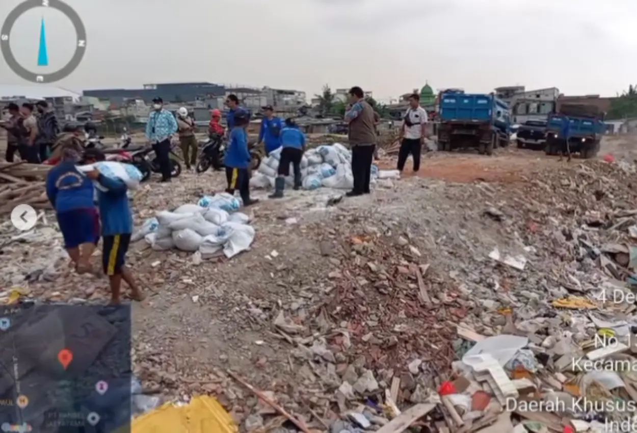 Tanggul di muara baru yang bocor kini ditambal karung pasir