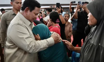 Temui korban banjir di sumut, prabowo disambut peluk dan tangis pengungsi