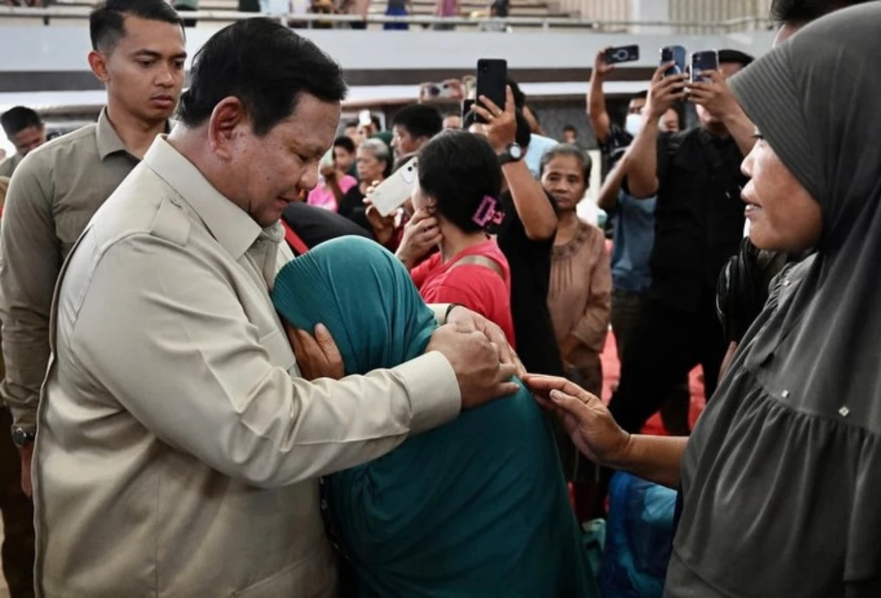 Temui korban banjir di sumut, prabowo disambut peluk dan tangis pengungsi