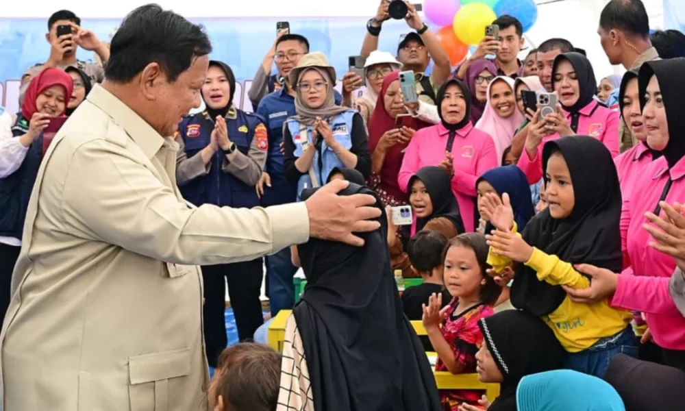 Terbang ke sumatra barat, prabowo tinjau pengungsian hingga pembangunan huntara