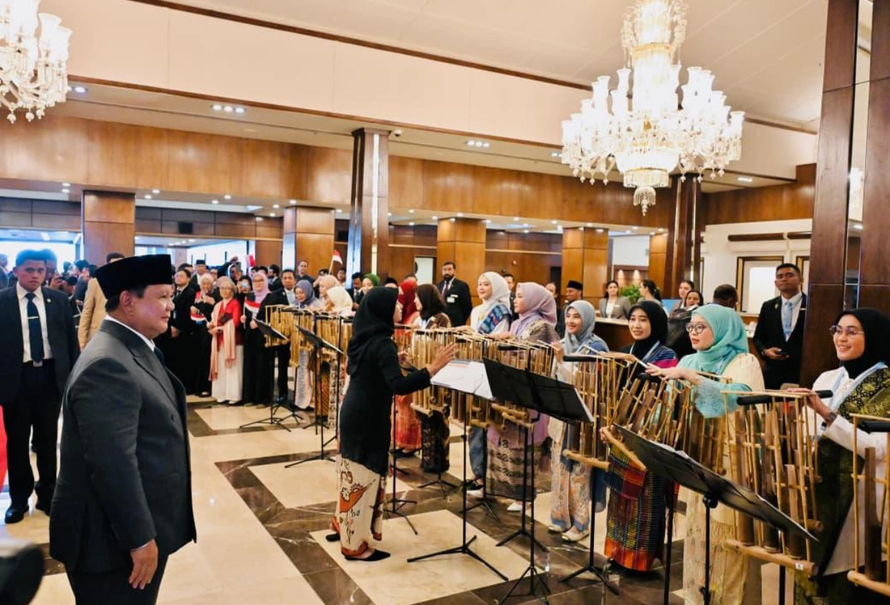 Tiba di pakistan, prabowo disambut penampilan angklung oleh para wni