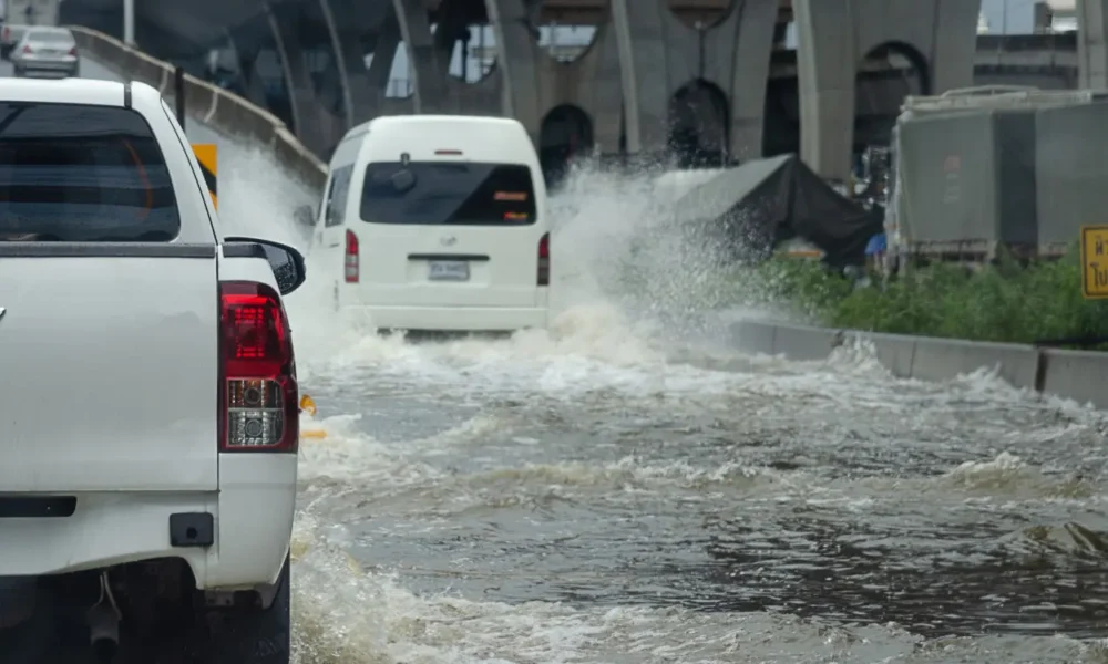 Tips aman saat mobil listrik terjebak banjir