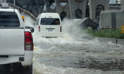 Tips aman saat mobil listrik terjebak banjir
