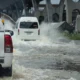 Tips aman saat mobil listrik terjebak banjir