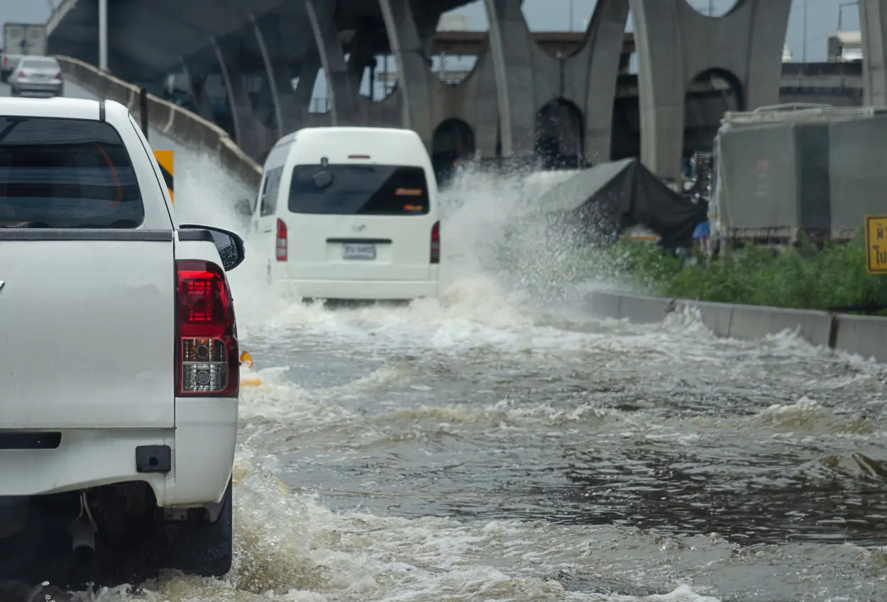 Tips aman saat mobil listrik terjebak banjir