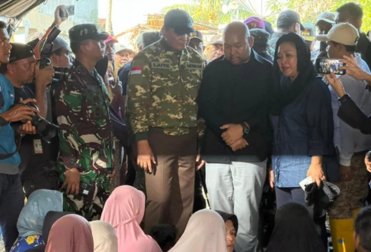 Titiek soeharto dan didit prabowo sambangi pengungsian korban banjir di aceh