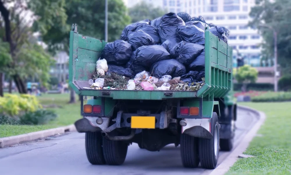 Tolak penutupan tpa suwung, kantor gubernur bali lumpuh dikepung ratusan truk sampah