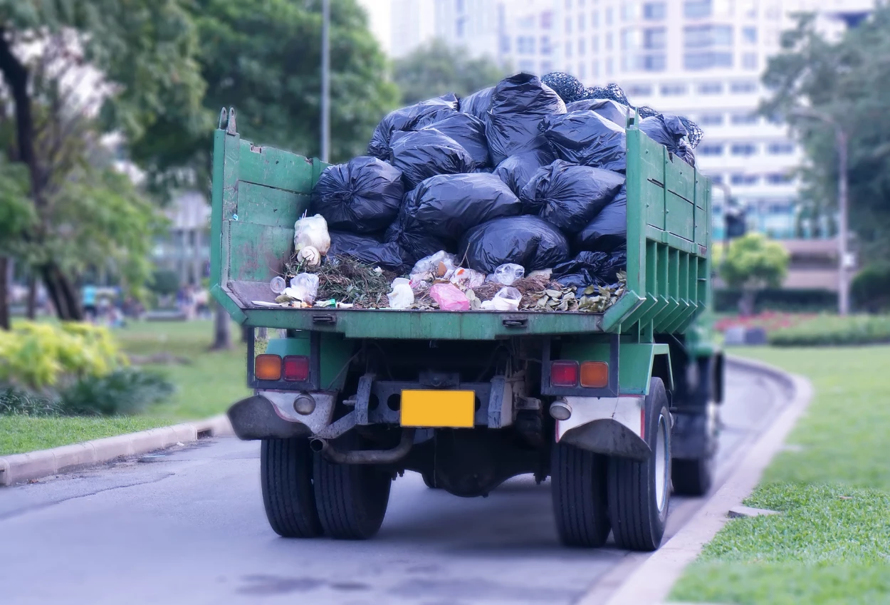 Tolak penutupan tpa suwung, kantor gubernur bali lumpuh dikepung ratusan truk sampah