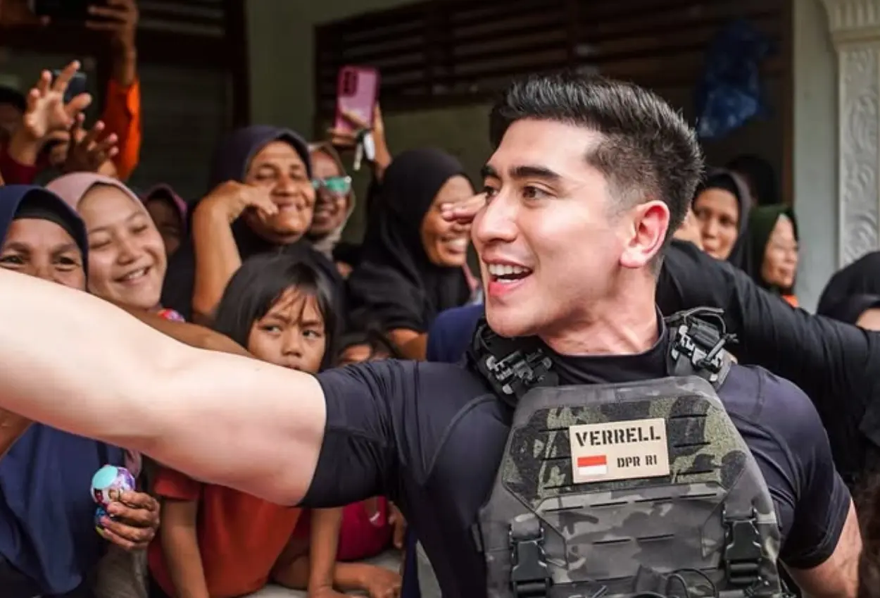 Verrell bramasta bantah pakai rompi antipeluru saat tinjau bencana sumatra