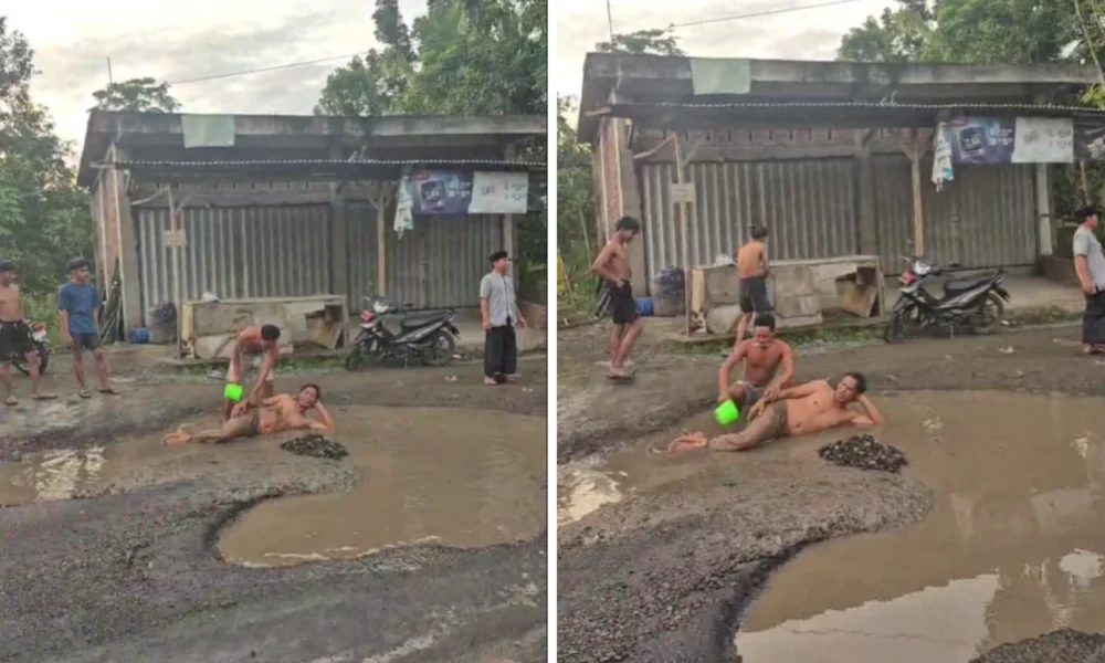 Viral! kades bonder mandi lumpur di tengah jalan rusak sebagai bentuk protes