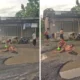 Viral! kades bonder mandi lumpur di tengah jalan rusak sebagai bentuk protes