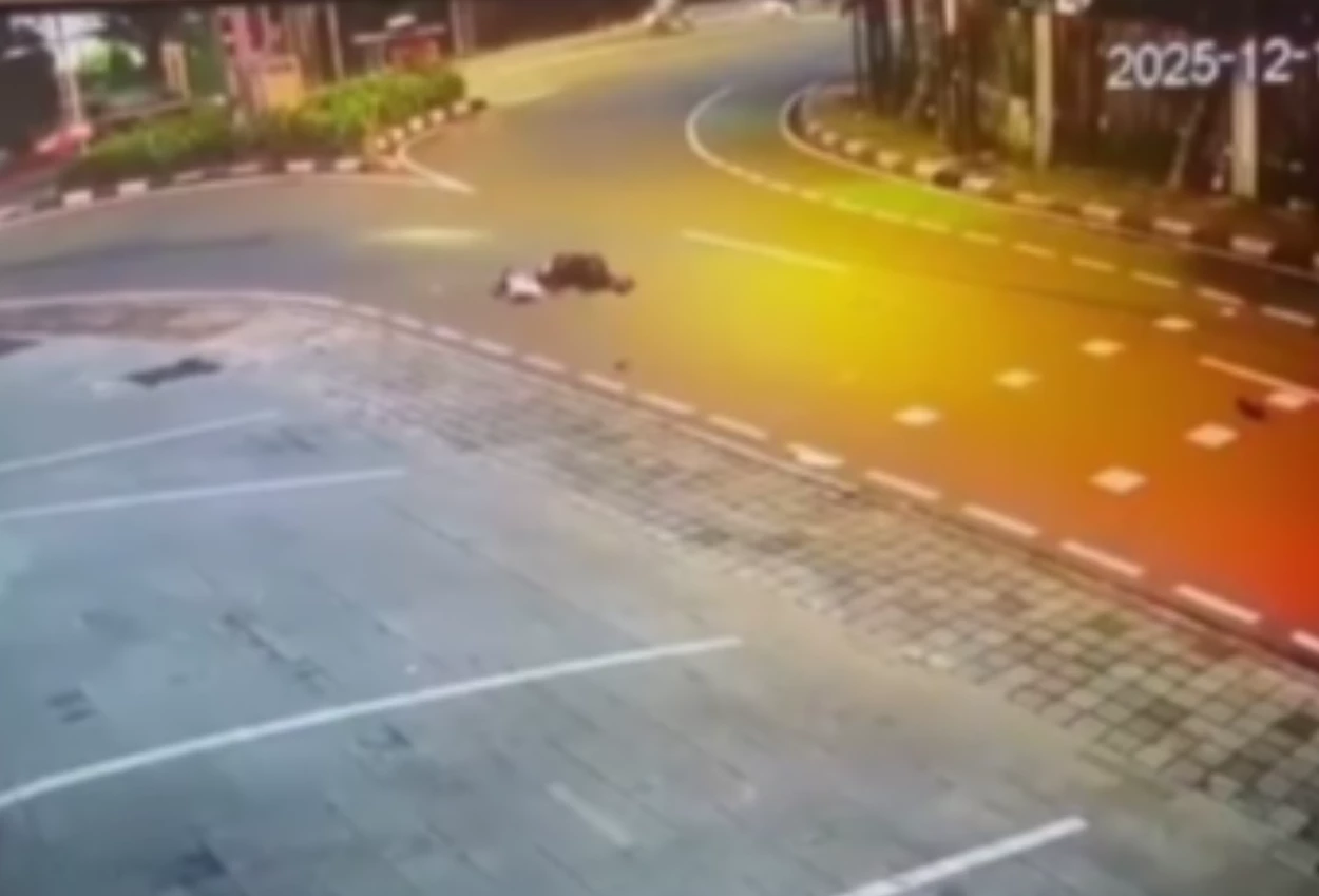 Viral! pemotor 21 tahun tewas terlindas transjakarta di jaksel