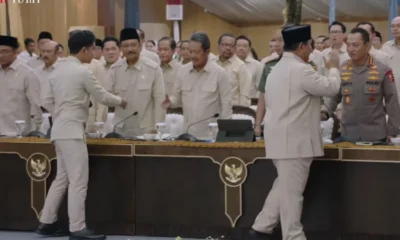 Anggota kabinet kompak kenakan baju safari di retret hambalang hari ini