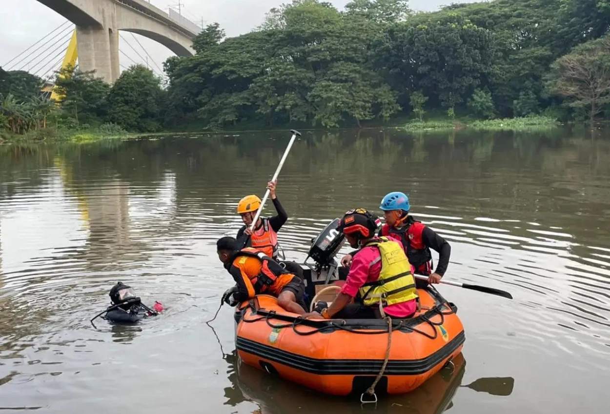 Bocah 7 tahun ditemukan tewas 45 km dari tkp usai terseret arus di kali jambe bekasi