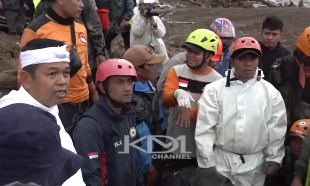Dedi mulyadi turun langsung evakuasi korban longsor di cisarua bandung barat