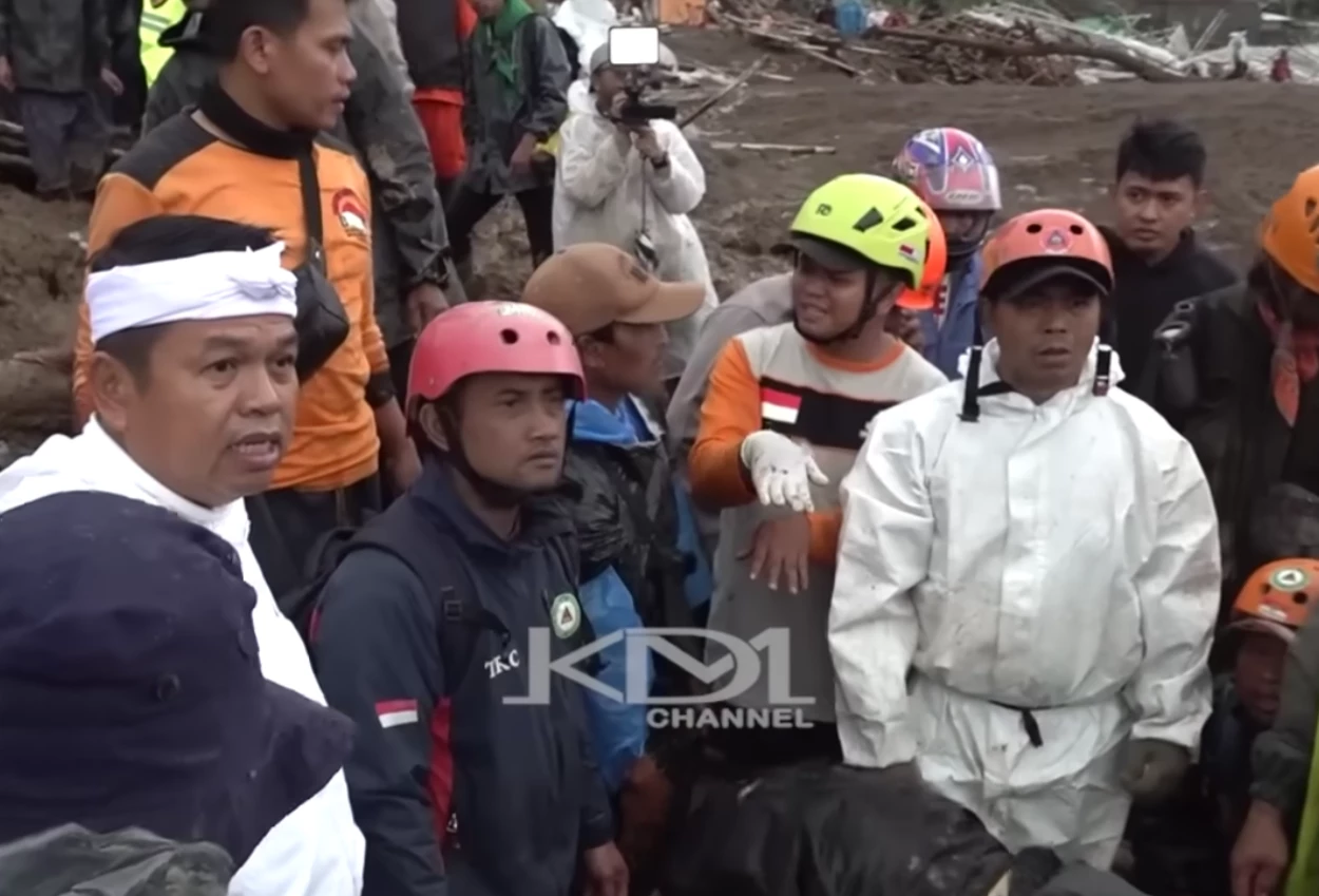 Dedi mulyadi turun langsung evakuasi korban longsor di cisarua bandung barat