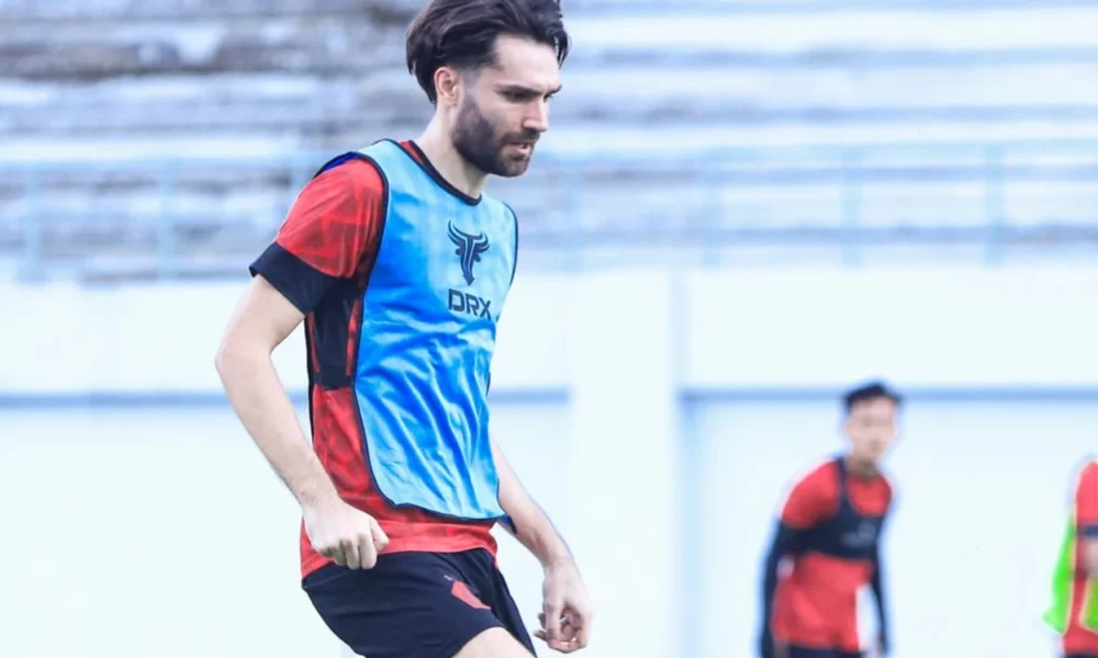 Eks pemain arsenal dan barca, jon toral resmi gabung persik kediri