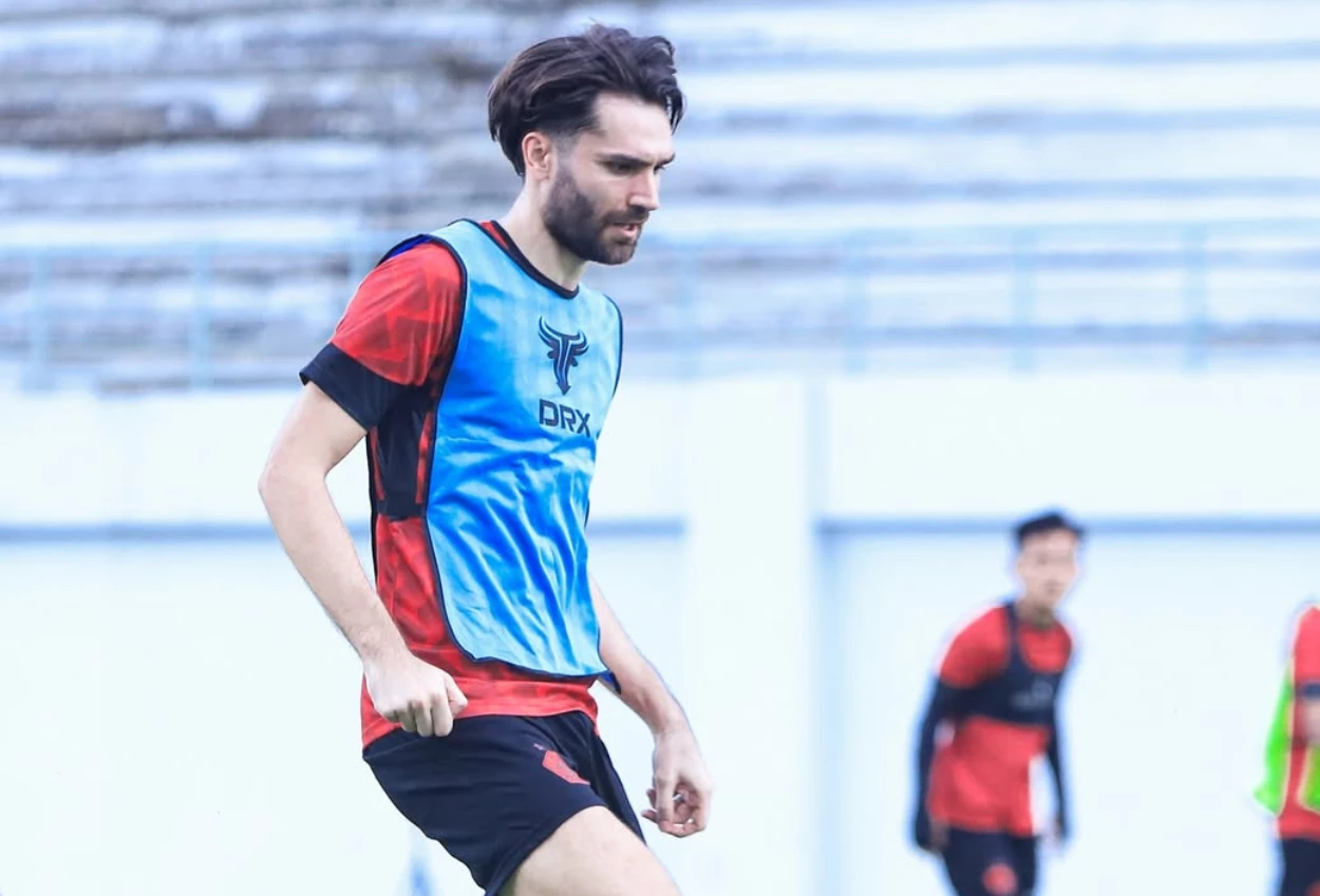 Eks pemain arsenal dan barca, jon toral resmi gabung persik kediri