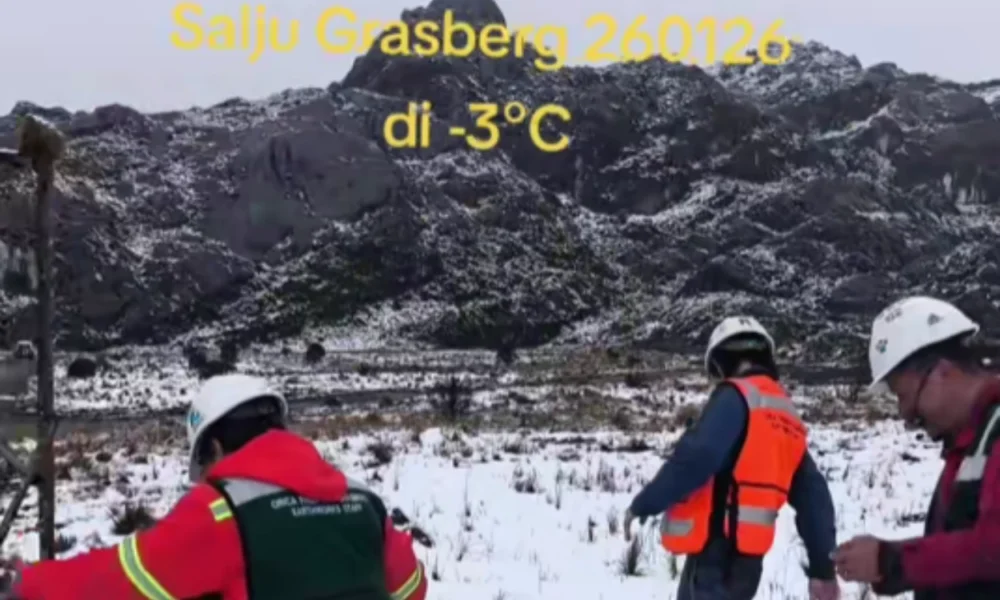 Fenomena langka! salju turun di tambang grasberg mimika papua akibat cuaca ekstrem