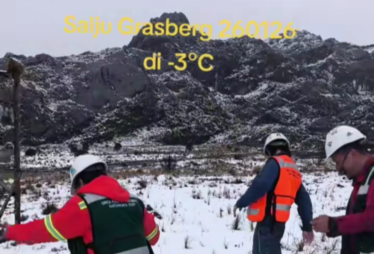 Fenomena langka! salju turun di tambang grasberg mimika papua akibat cuaca ekstrem