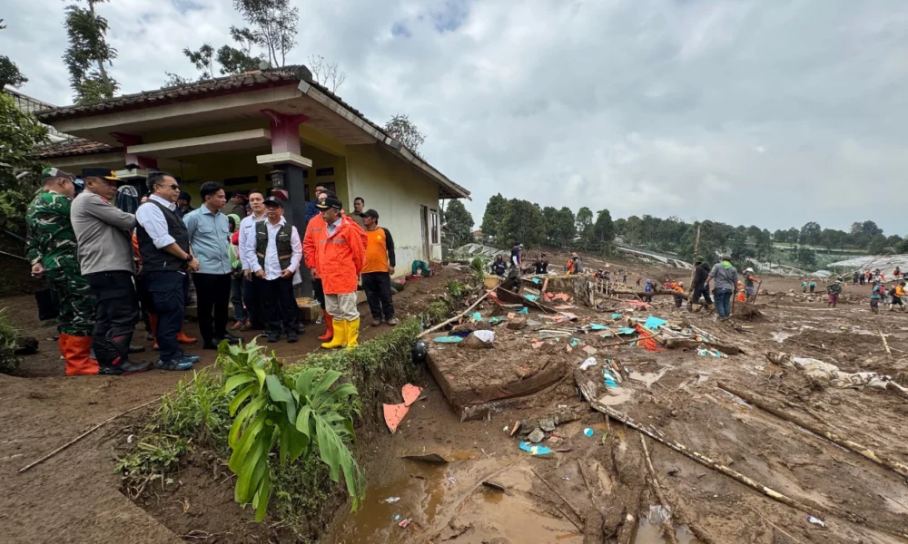 Gibran tinjau langsung lokasi longsor cisarua, minta pemda siapkan lahan relokasi