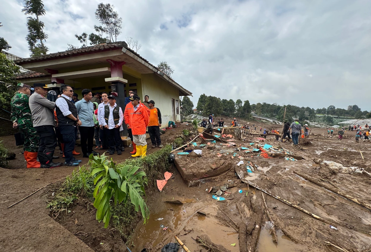 Gibran tinjau langsung lokasi longsor cisarua, minta pemda siapkan lahan relokasi