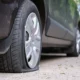 Jangan panik! begini cara mengatasi ban mobil pecah saat berkendara