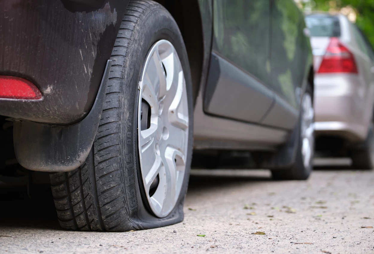 Jangan panik! begini cara mengatasi ban mobil pecah saat berkendara