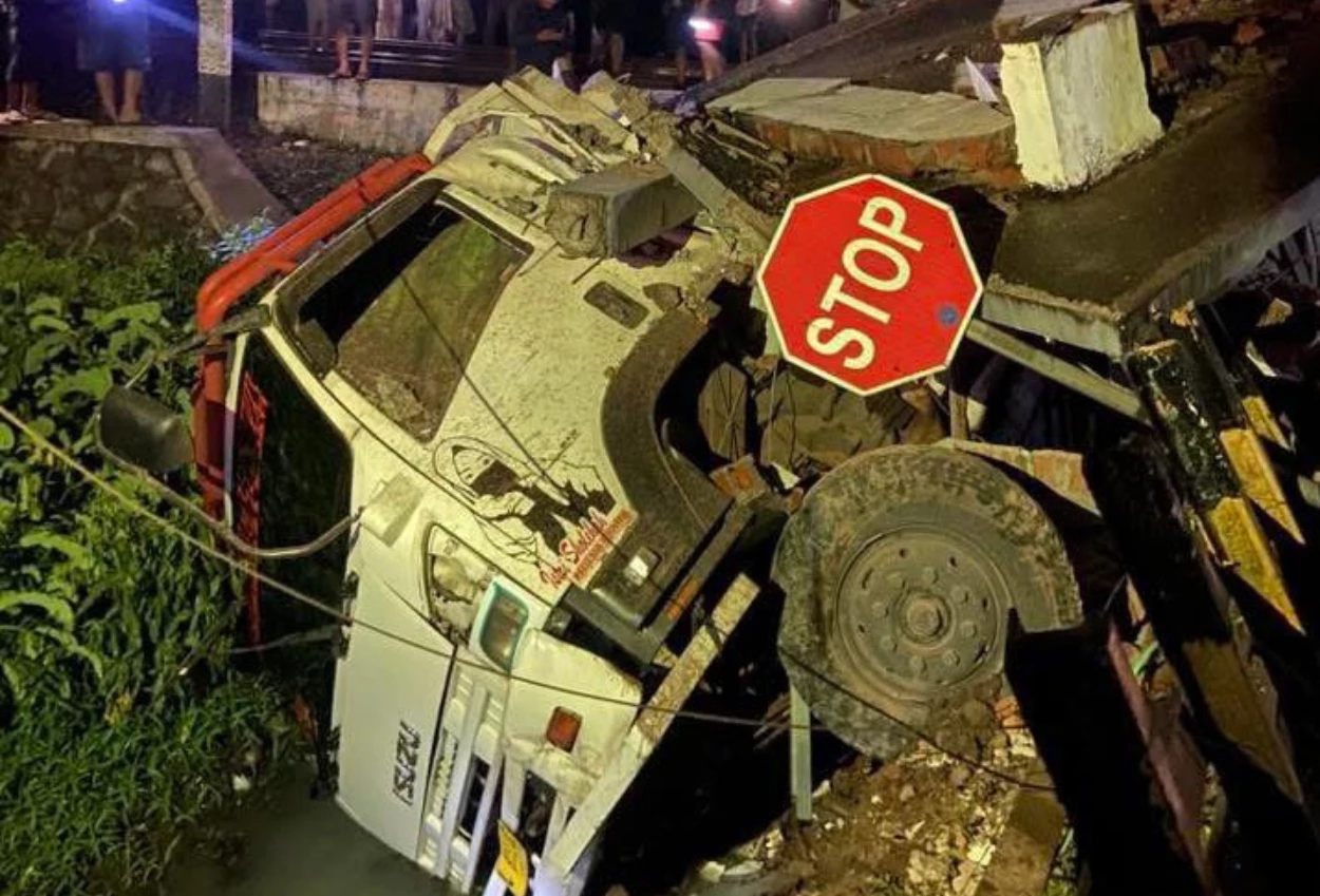 Ka gajayana tabrak truk di kebumen, sopir tewas