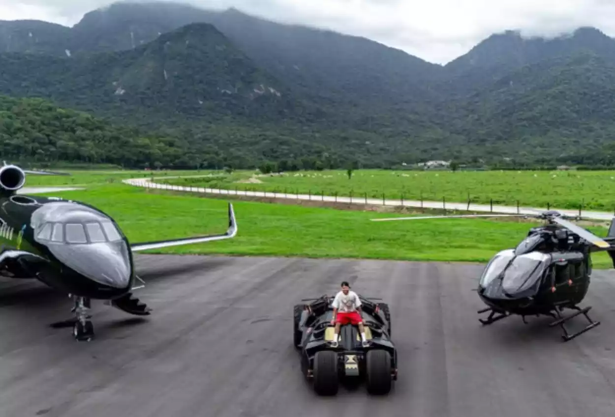 Koleksi mewah milik neymar yang anti mainstream batmobile hingga helikopter