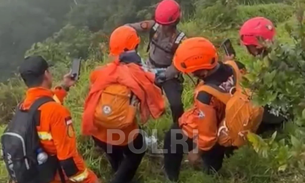 Korban kedua kecelakaan pesawat atr 42 500 ditemukan di tebing curam gunung bulusaraung