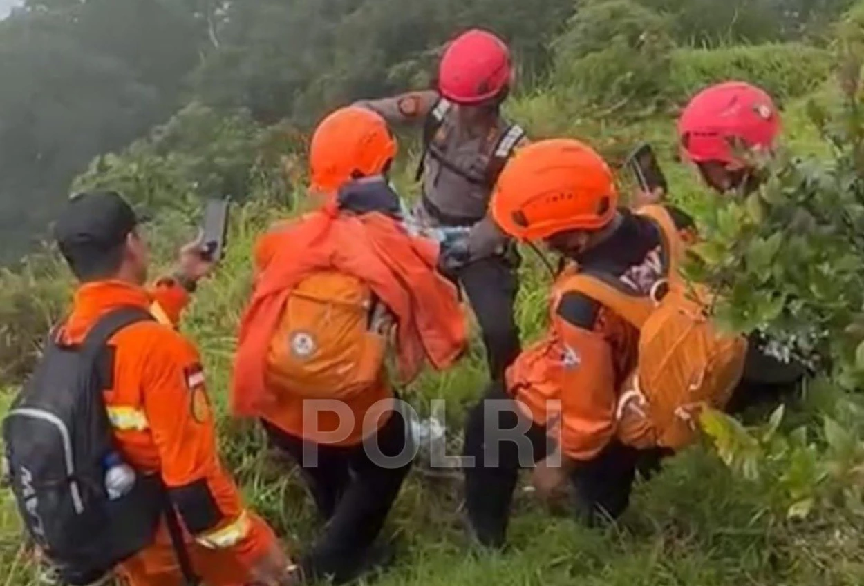 Korban kedua kecelakaan pesawat atr 42 500 ditemukan di tebing curam gunung bulusaraung