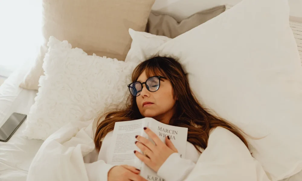 Lakukan 9 tips ini sebelum tidur agar bangun lebih bahagia di pagi hari!