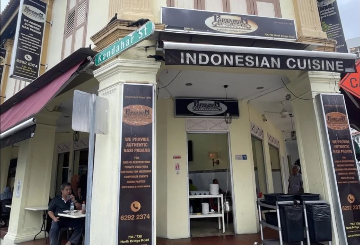 Menteri singapura bantu warung nasi padang legendaris yang mau tutup