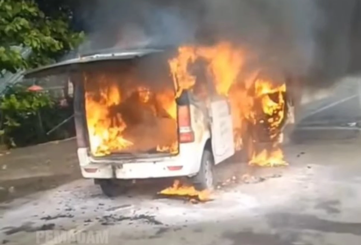 Mobil listrik terbakar di tol jorr, diduga akibat korsleting