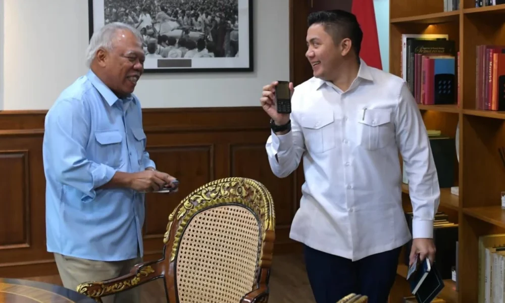 Momen seskab teddy puji basuki hadimuljono yang masih setia pakai hp jadul