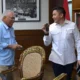 Momen seskab teddy puji basuki hadimuljono yang masih setia pakai hp jadul