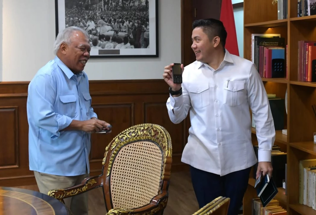 Momen seskab teddy puji basuki hadimuljono yang masih setia pakai hp jadul