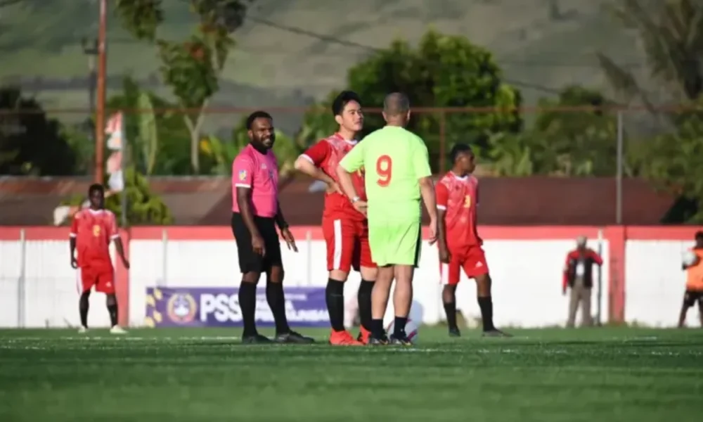 Momen wapres gibran cetak hattrick saat main bola bersama anak ssb di wamena
