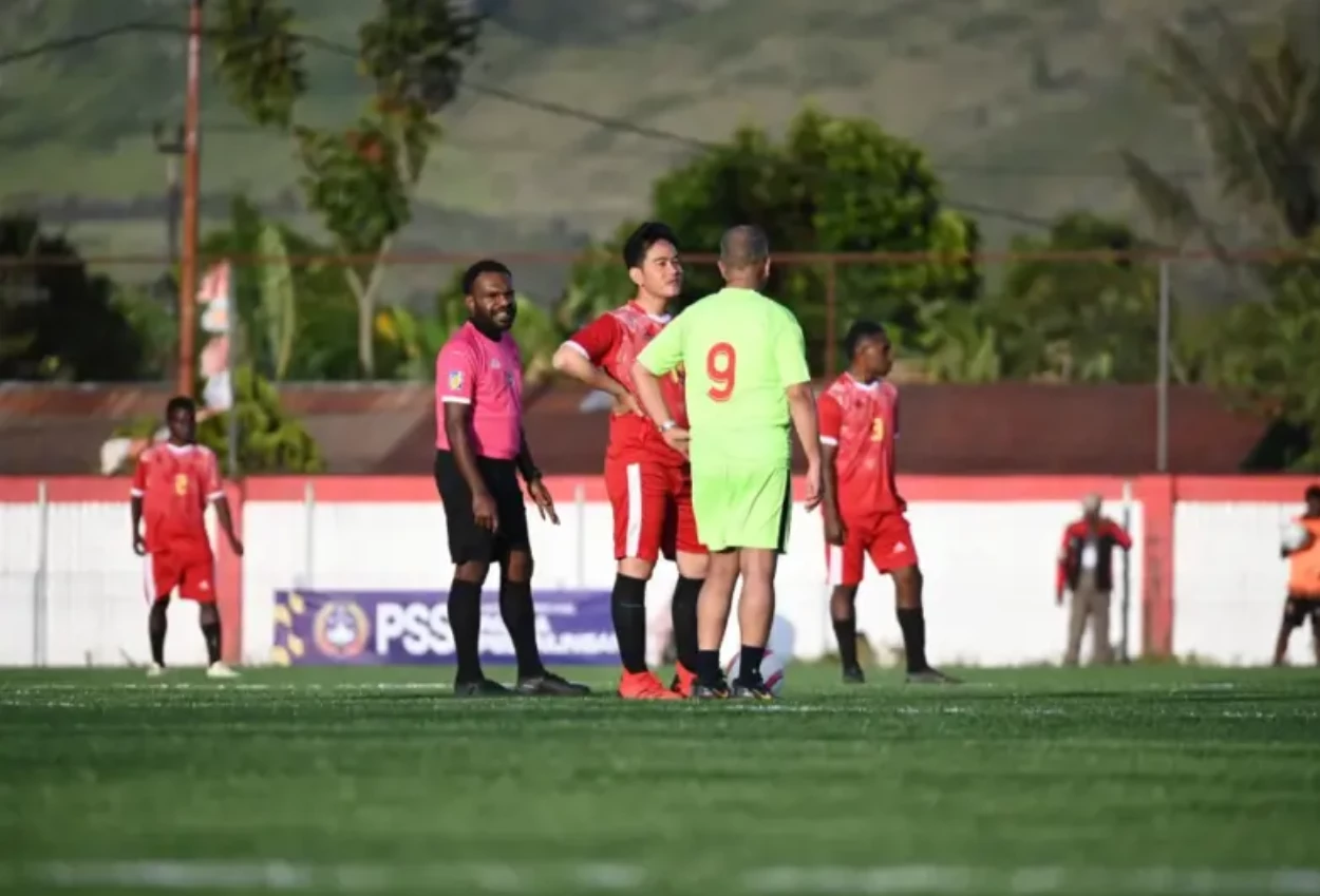 Momen wapres gibran cetak hattrick saat main bola bersama anak ssb di wamena