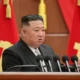 Para pekerja di korea utara tinggalkan ruangan saat pidato kim jong un