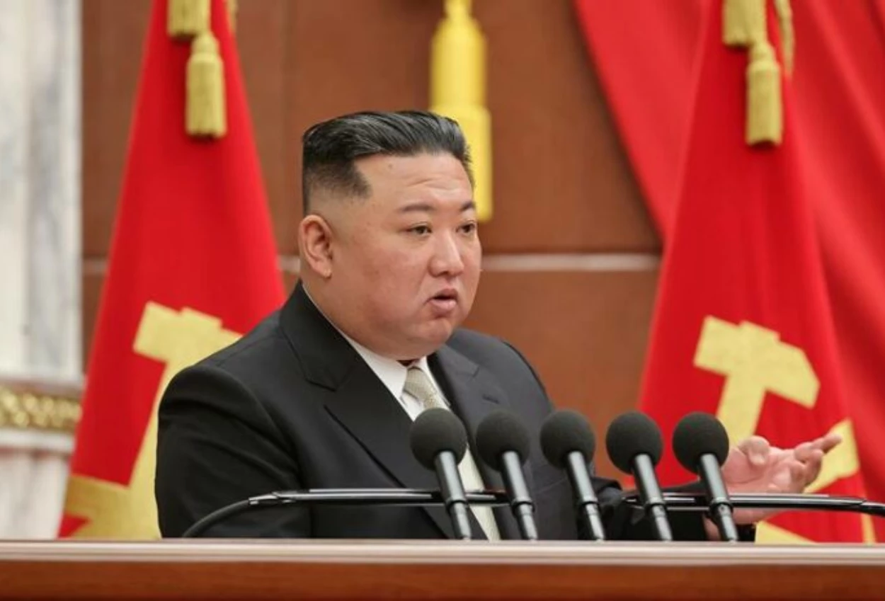 Para pekerja di korea utara tinggalkan ruangan saat pidato kim jong un