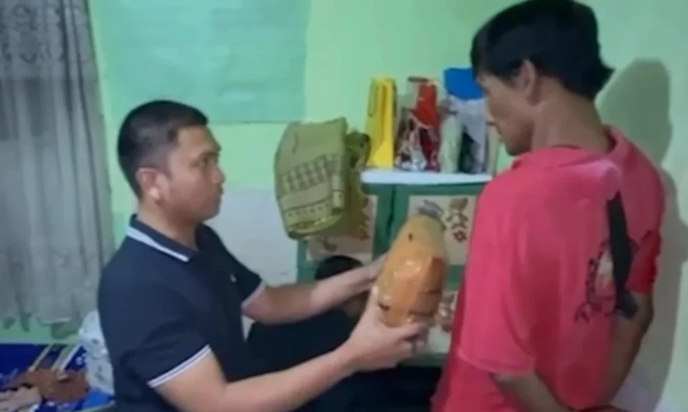 Pasutri di bekasi ditangkap polisi usai keciduk jualan ganja 83 kilogram!