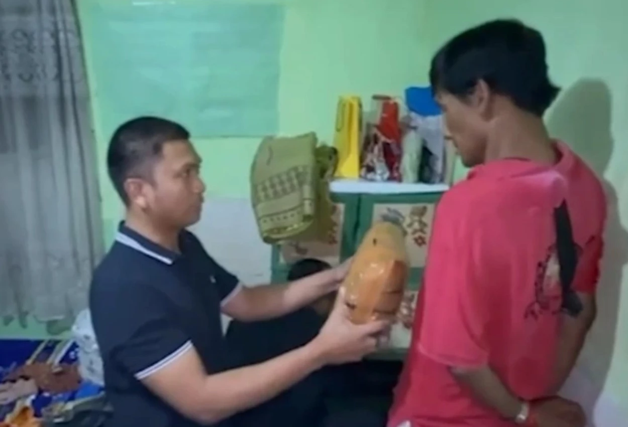 Pasutri di bekasi ditangkap polisi usai keciduk jualan ganja 83 kilogram!