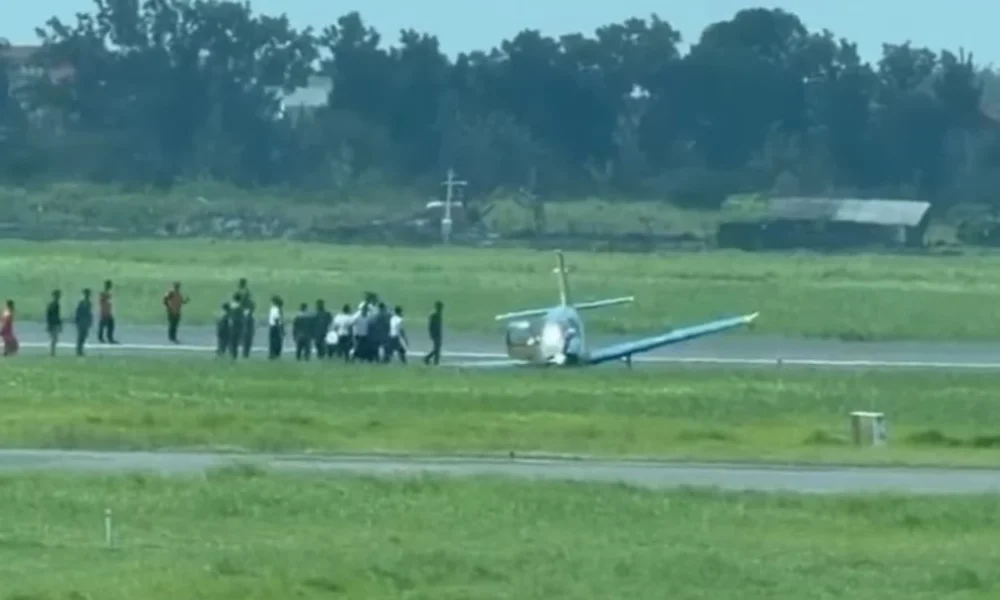 Pesawat latih tni al tergelincir di bandara juanda!